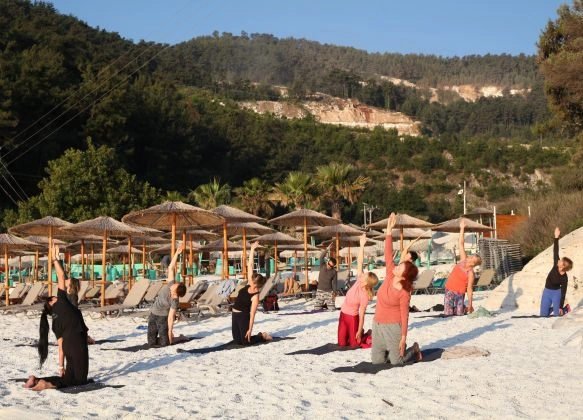 Ранкова практика йоги на пляжі Тасосу